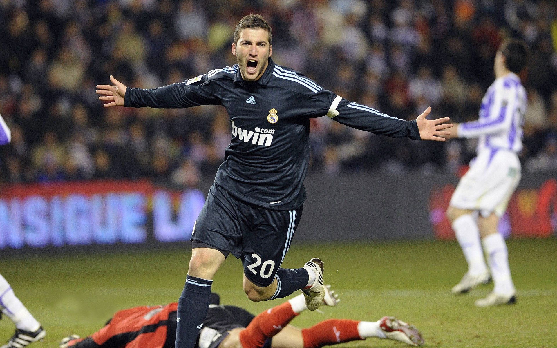 开云·体育官网APP下载-拜仁压迫落点精准,断球即反击,拜仁控球