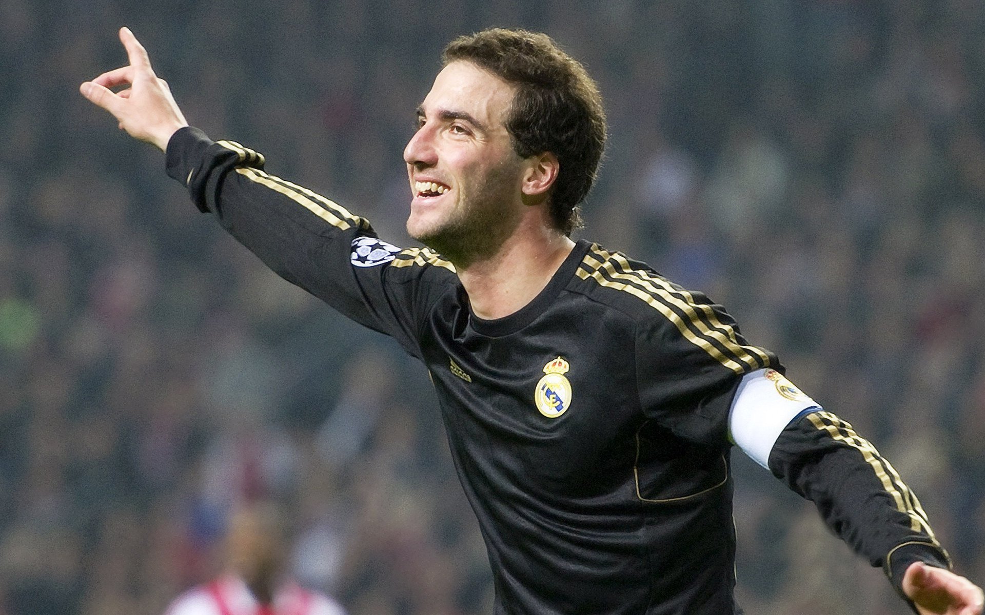 开云综合服务-世界杯中国队迎战 球迷激情点燃全场,世界杯赛中国队